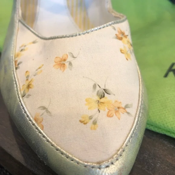 Kenzie Distressed gold and light yellow floral shoe size 6 1/2 - Picture 3 of 5